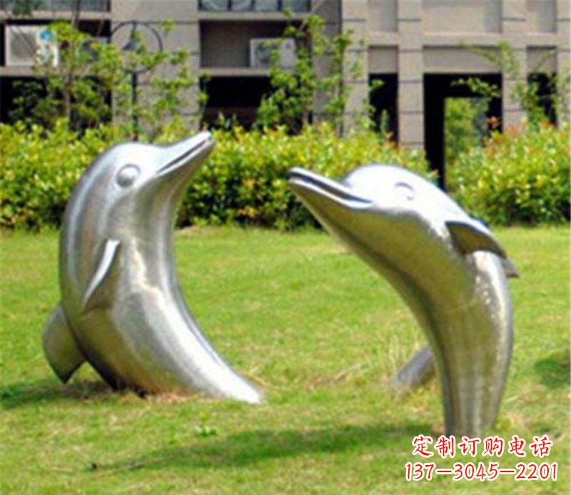 台州海豚雕塑草坪上的精美装饰
