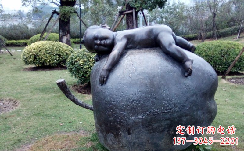 台州公园趴在苹果上的小孩小品铜雕