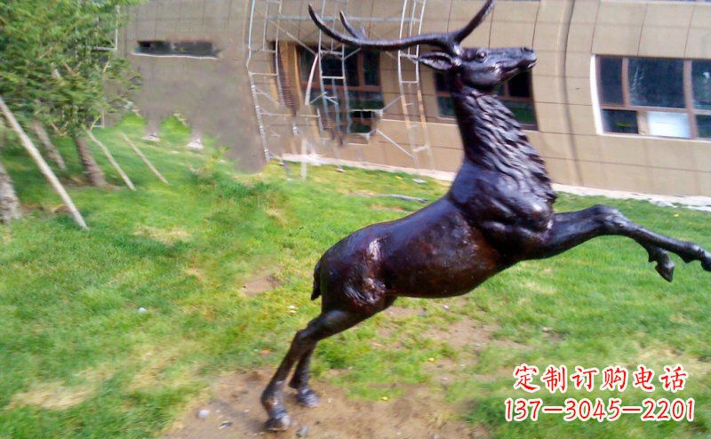 台州公园跳跃的鹿动物铜雕