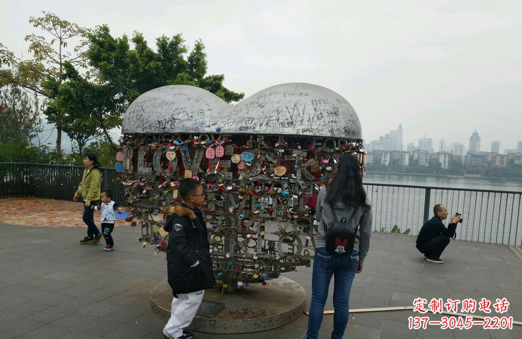 台州广场不锈钢英文字母镂空景观雕塑