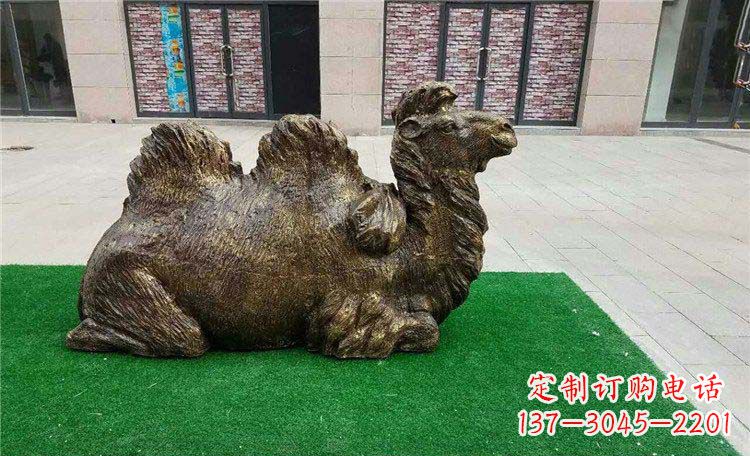 台州卧着的骆驼动物铜雕
